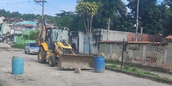 Ação para remoção de barricadas em ruas de São Gonçalo termina com um preso e drogas apreendidas